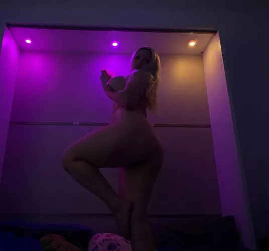 When you see a pretty ass, is your first instinct to eat or fuck? by rp_boy