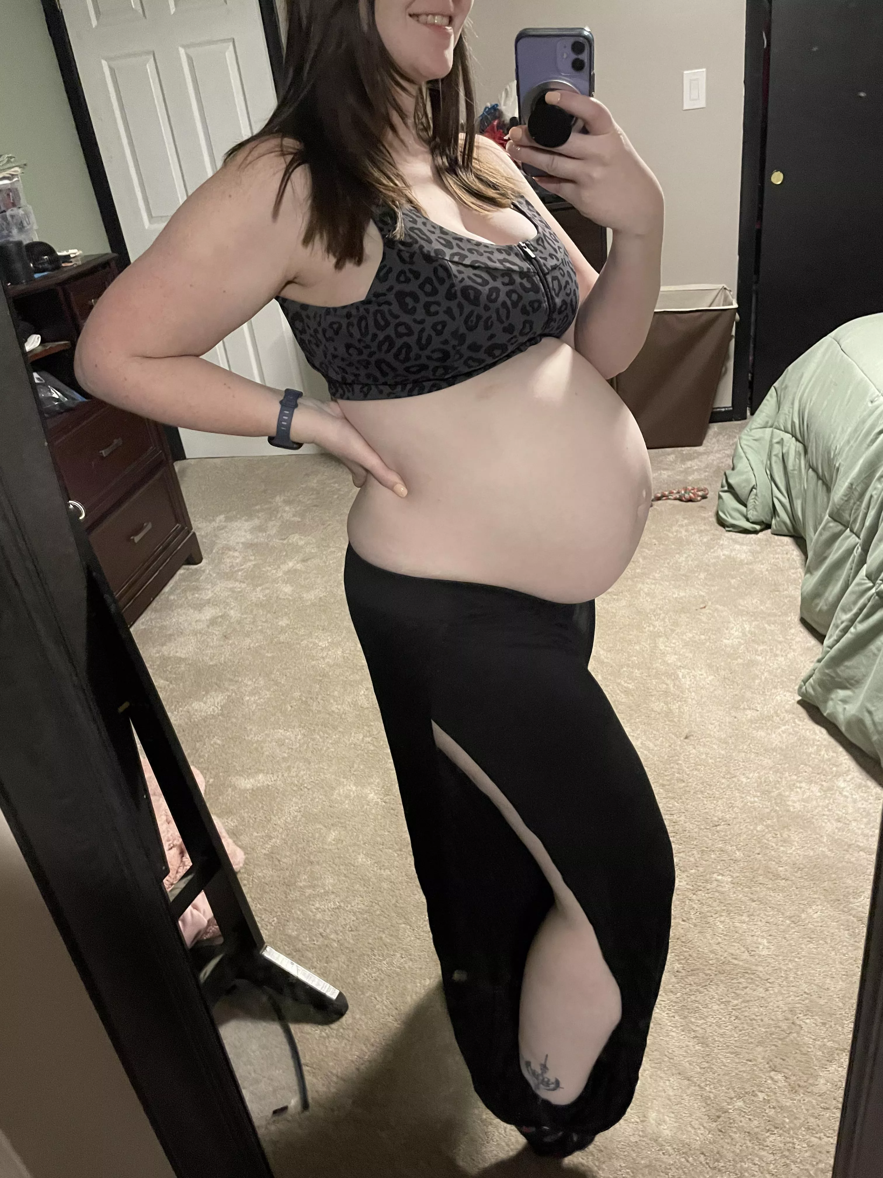 25 weeks pregnant with twins! How am I looking? posted by preg_mom_of_twins
