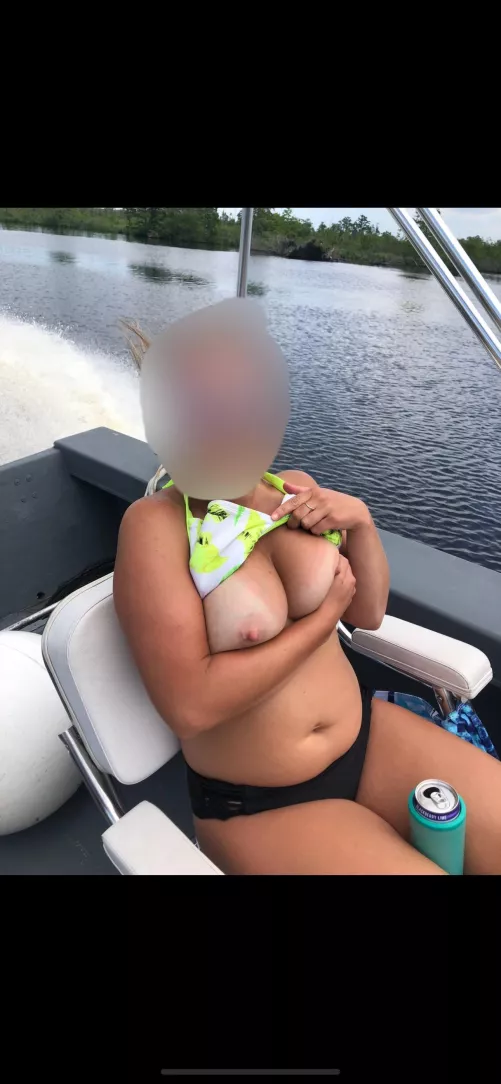 31 mom of 2, love other mommies and older milfs  by Dramatic_Two_1512