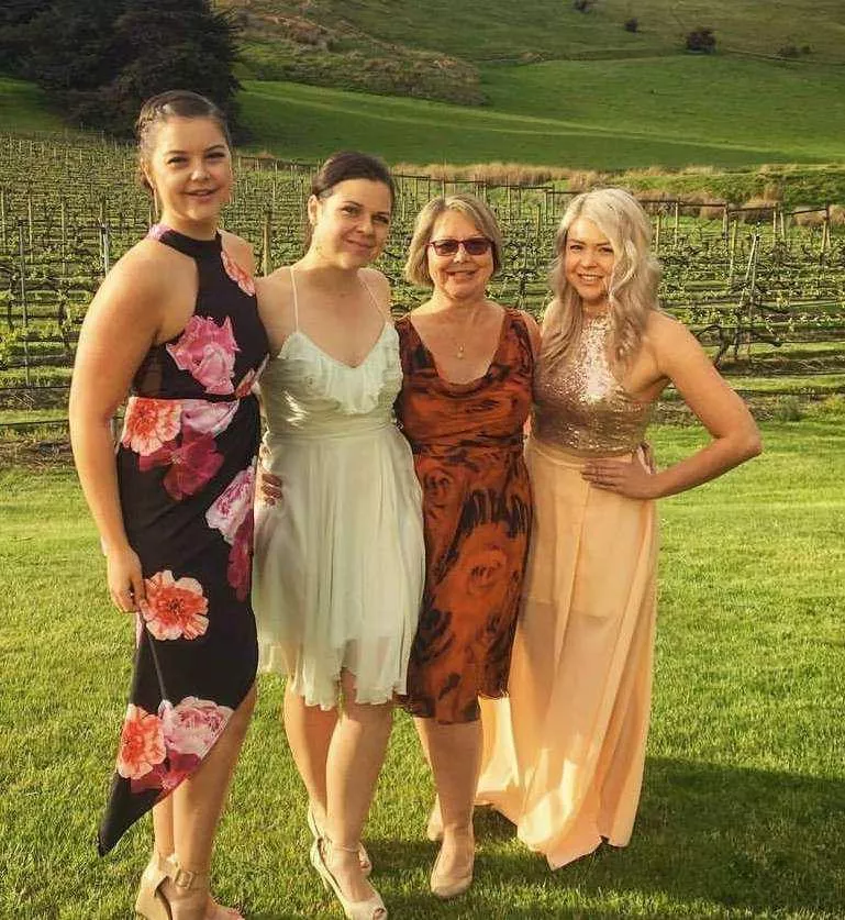 [4] Which sister... or mom? posted by prof-softwater