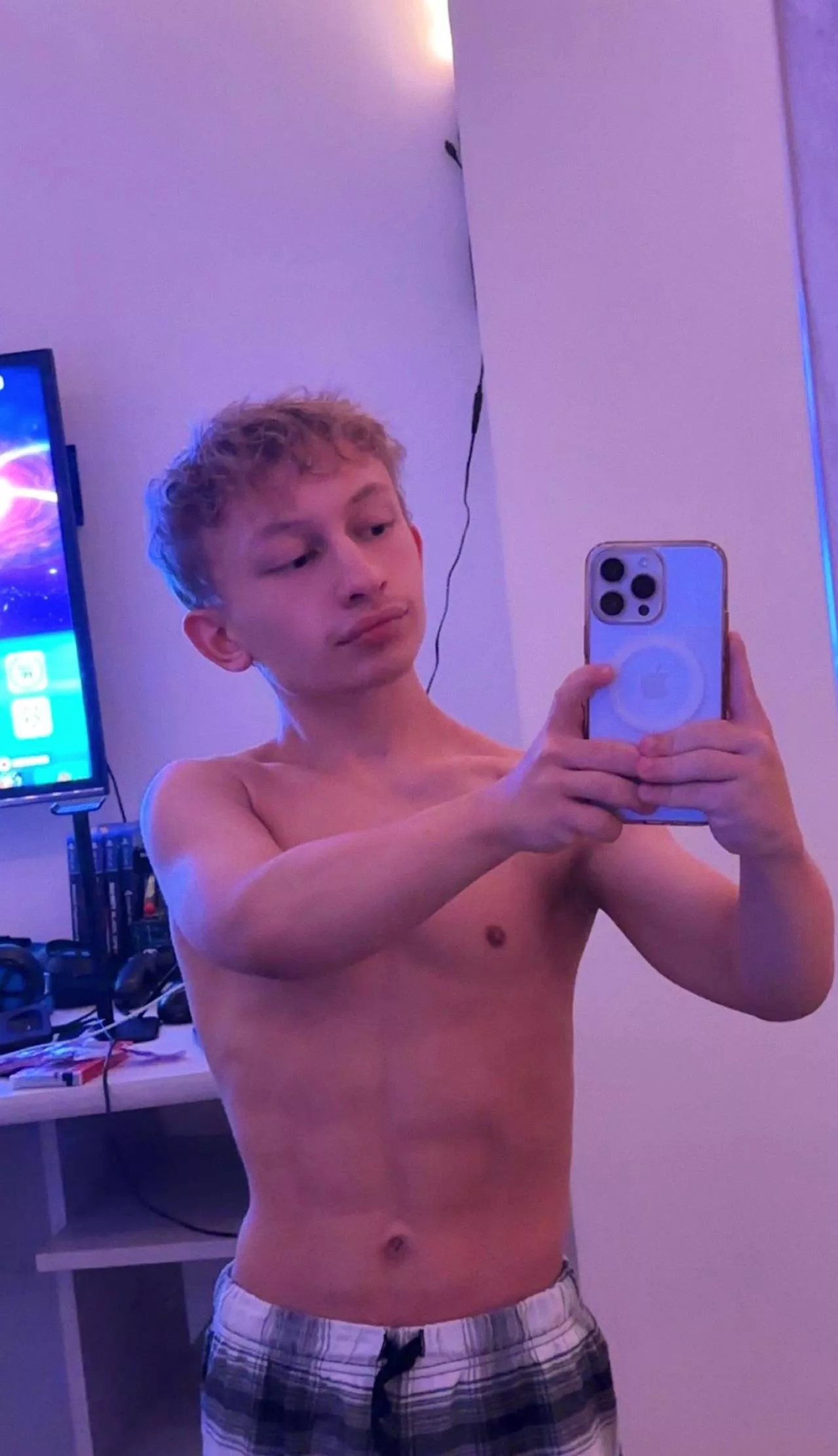 again, phone's too big posted by freddoppo