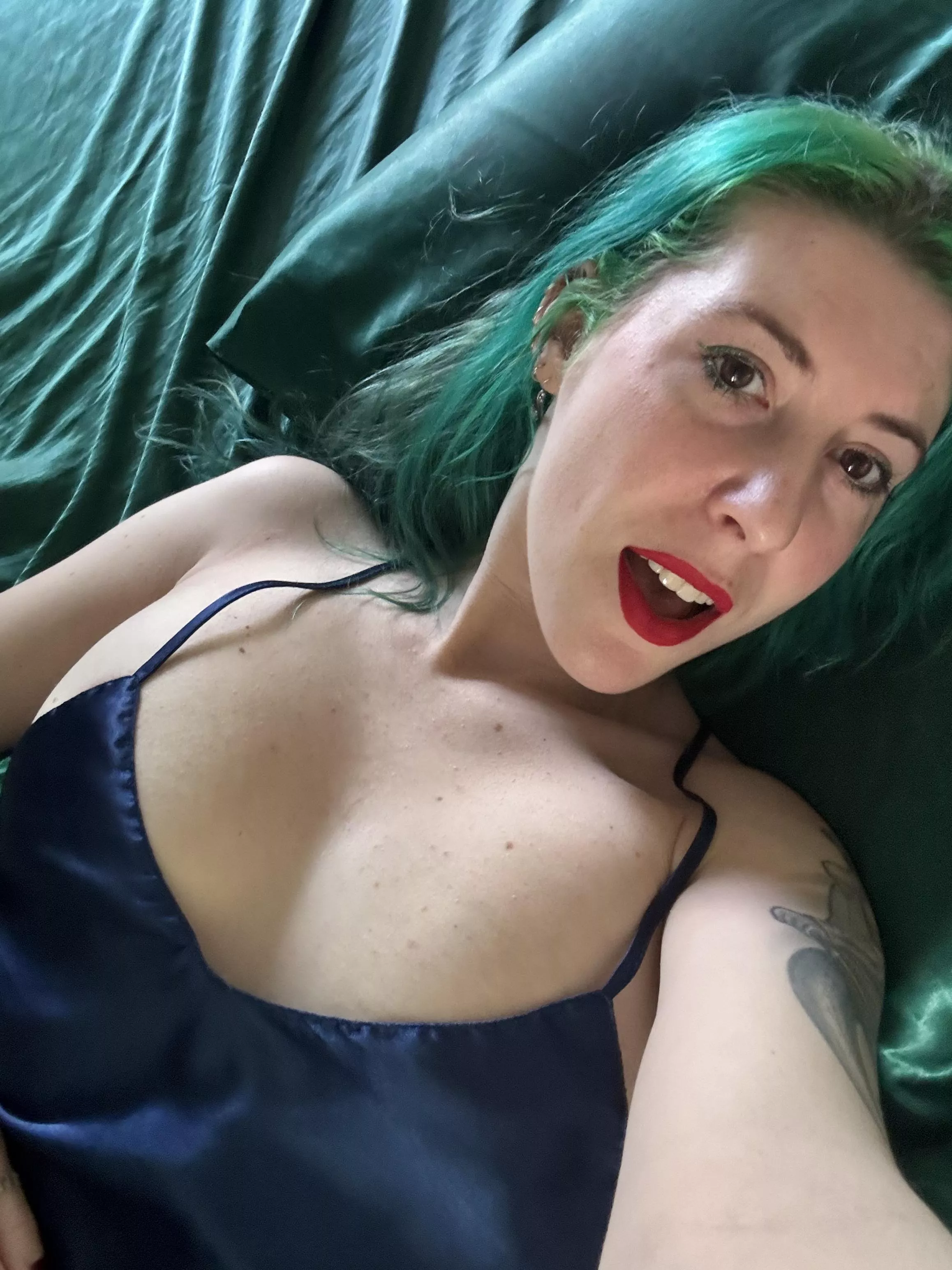 Alt Hottie in bed posted by sirenskiss3
