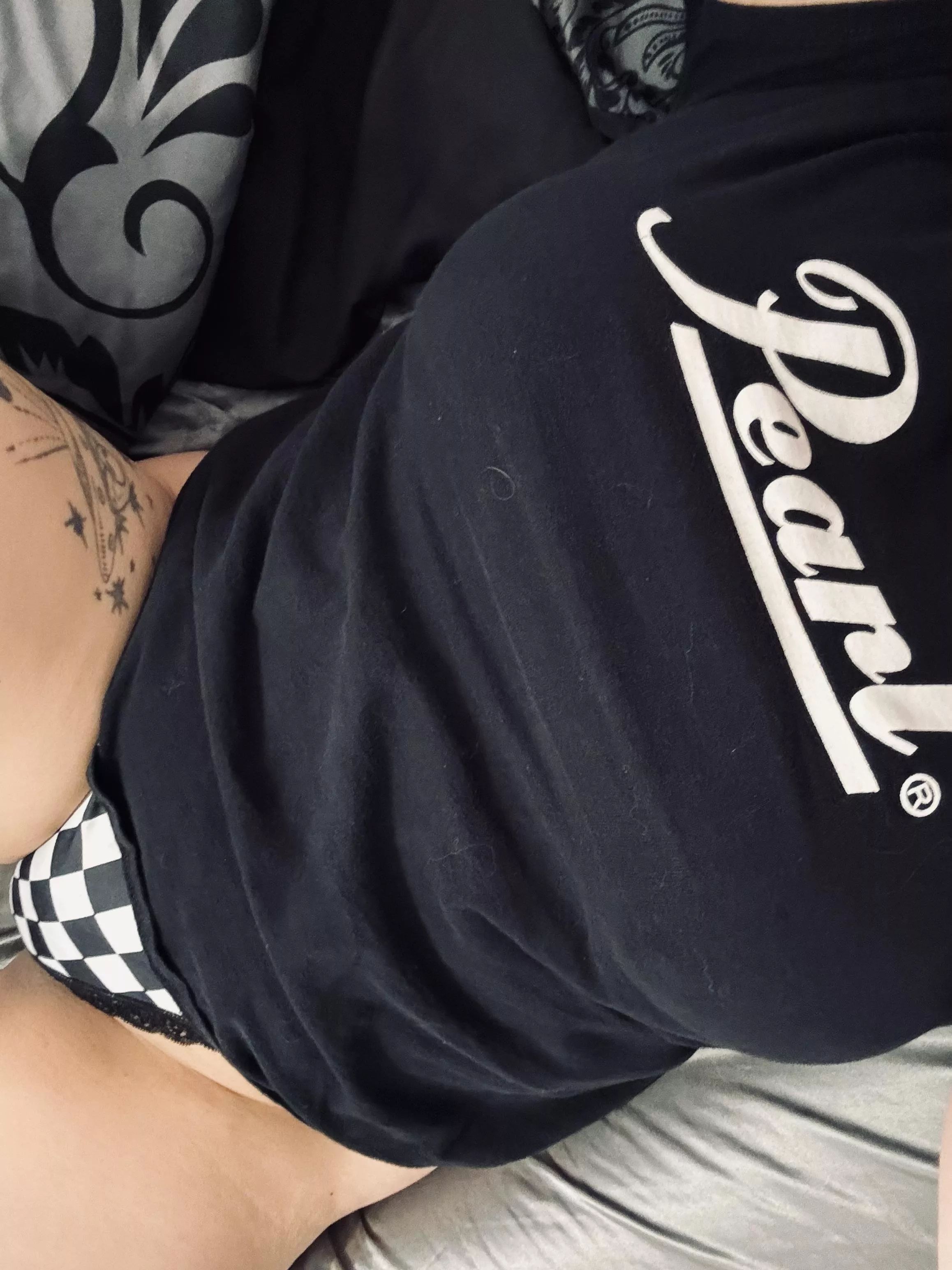 Cum lay with me  posted by Lollipoptoes22