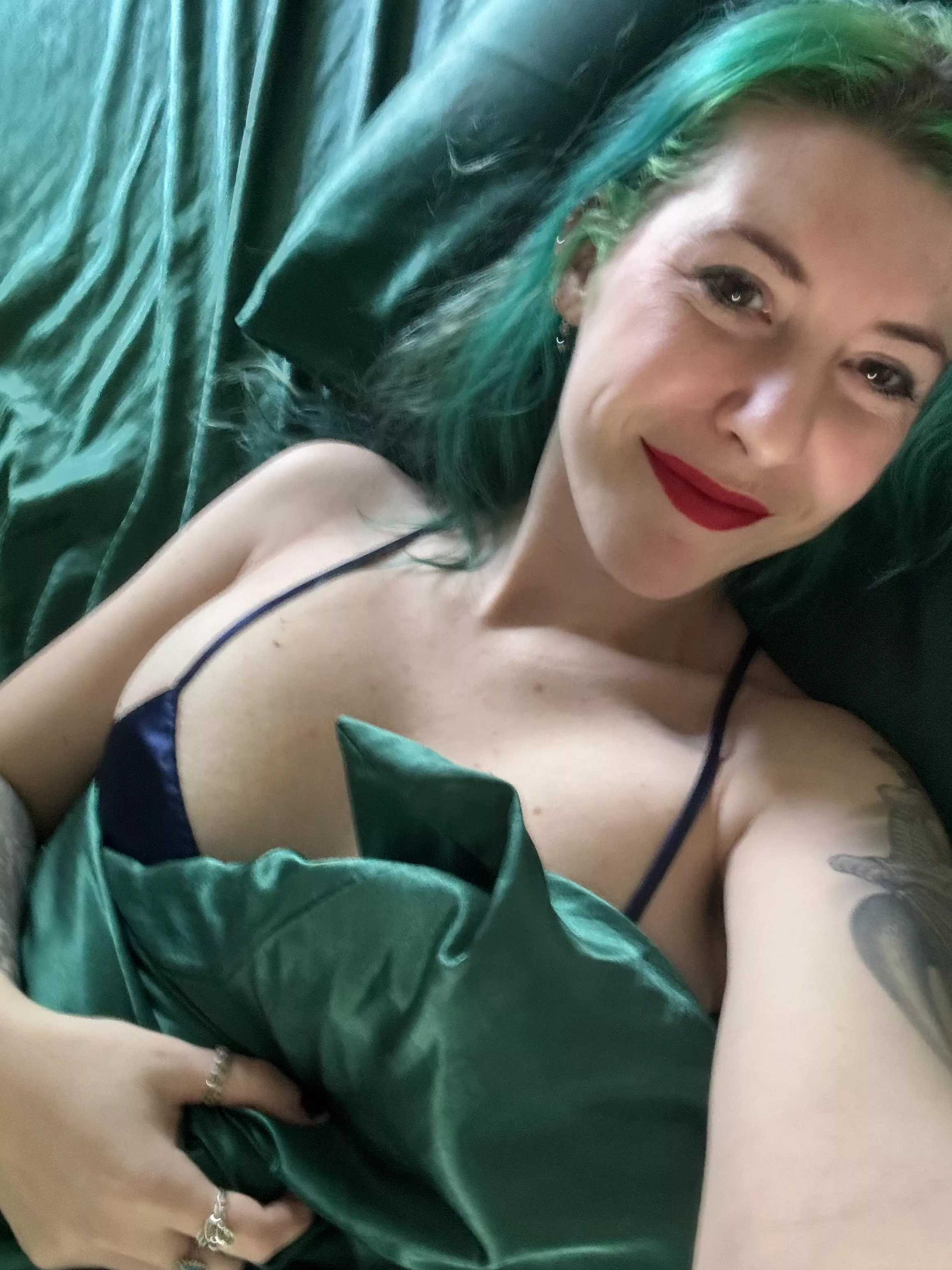 Cutie waiting in bed posted by sirenskiss3