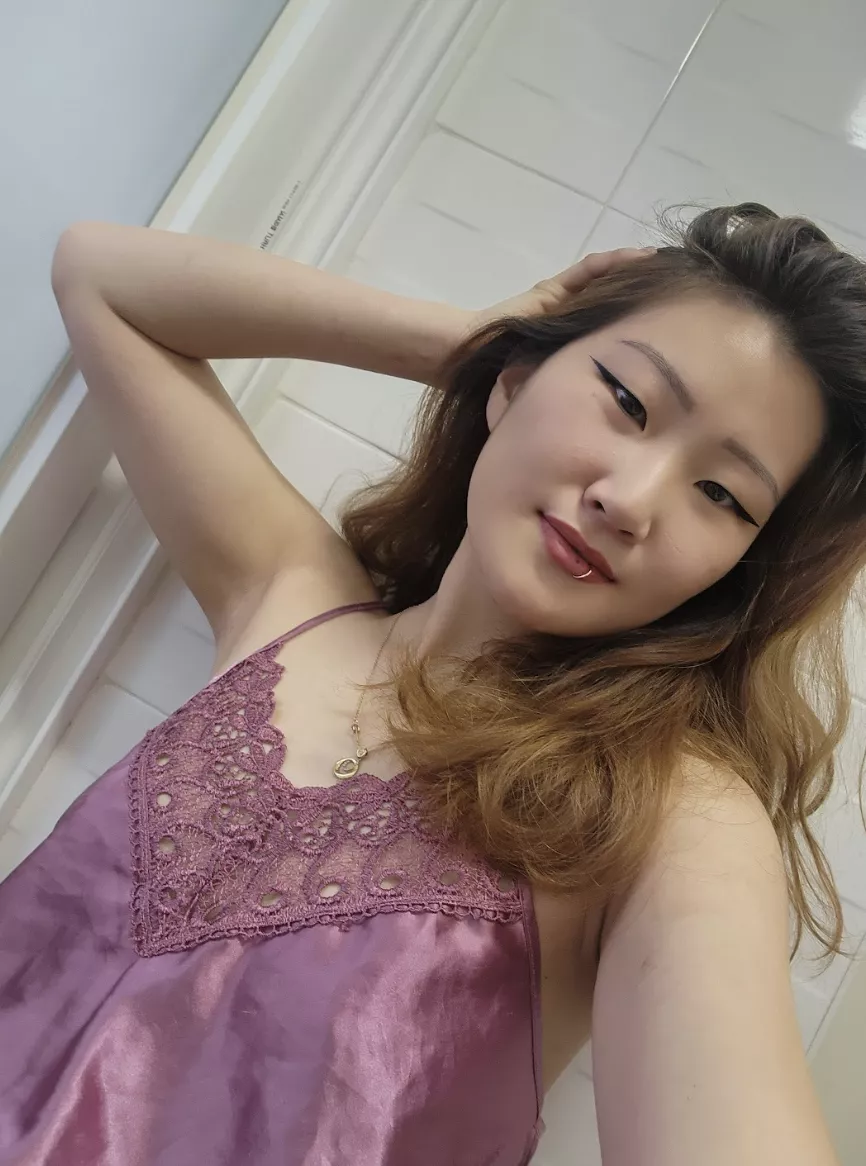 morning selfie posted by Emi1on