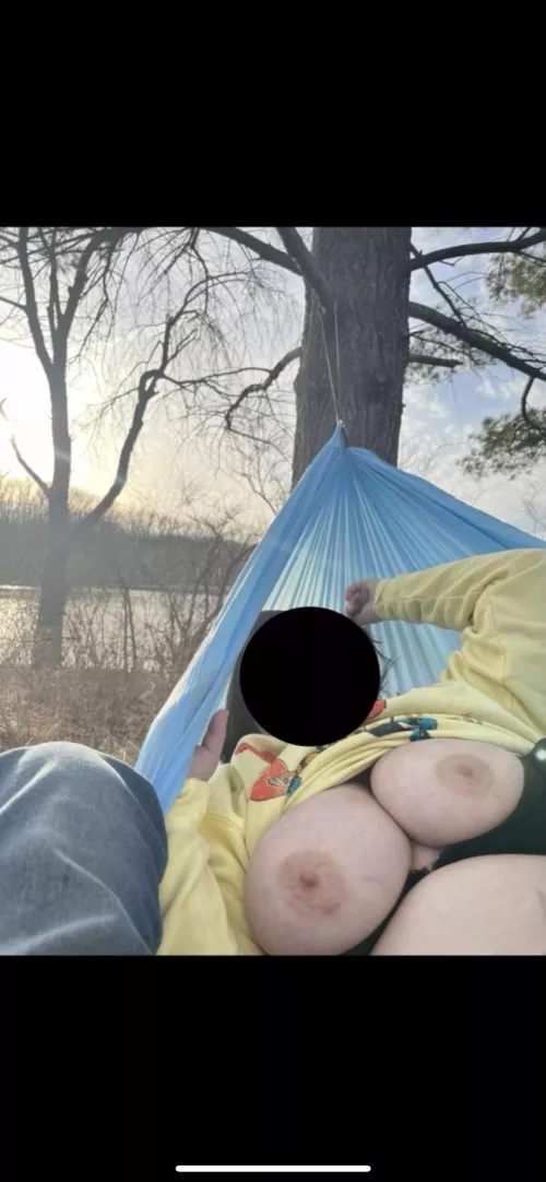 Relaxing on a busy trail by kaymaes