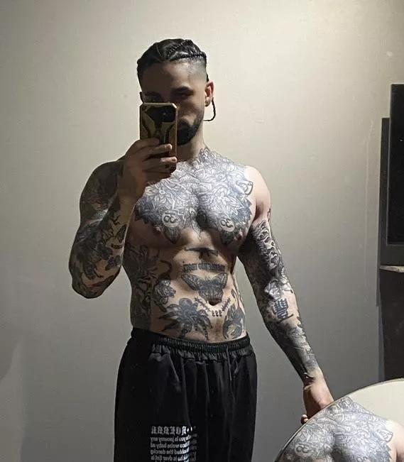 Say hi if i should post a nude posted by Jxhnpacks999