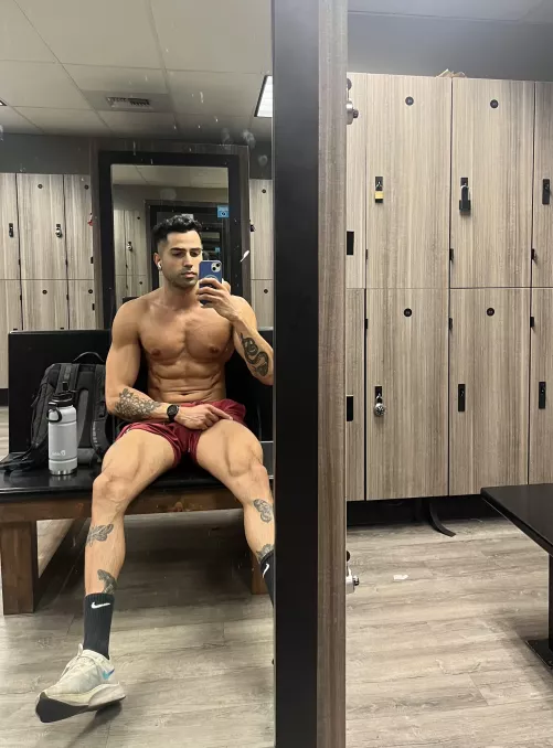 Still waiting for my gym partner to arrive 💪🧐 by Lapzn1