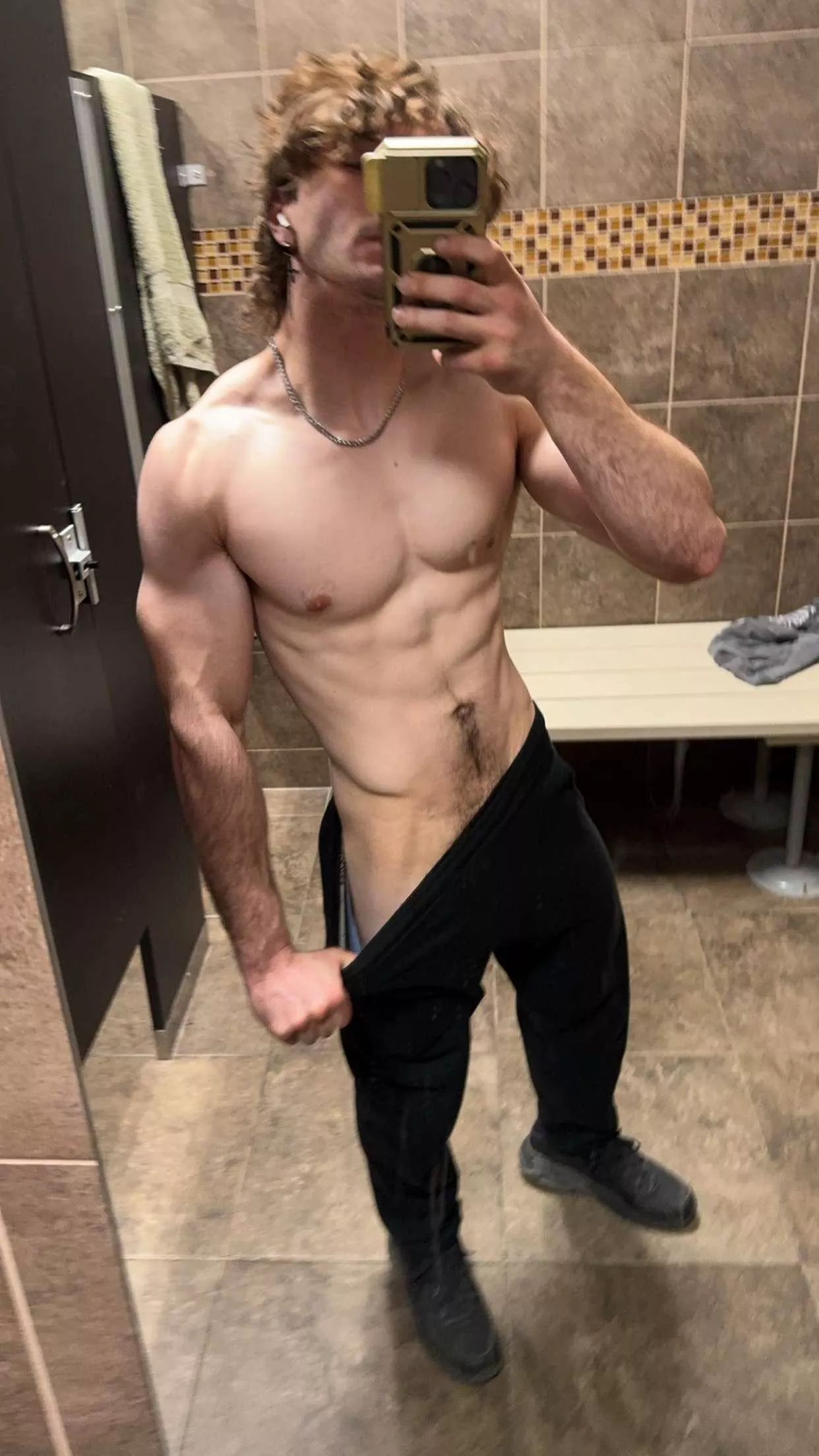 tease from the locker room 😉 posted by i-love-icy