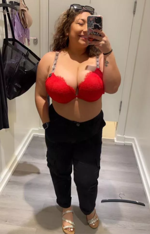 Trying out VS, I think red looks good on me  posted by Siobaby0610