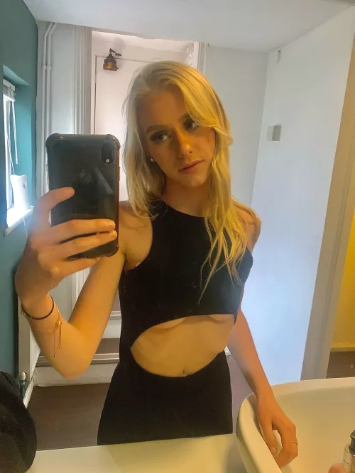 18yo look cute in crop tops, right? by Secret-Preference-12