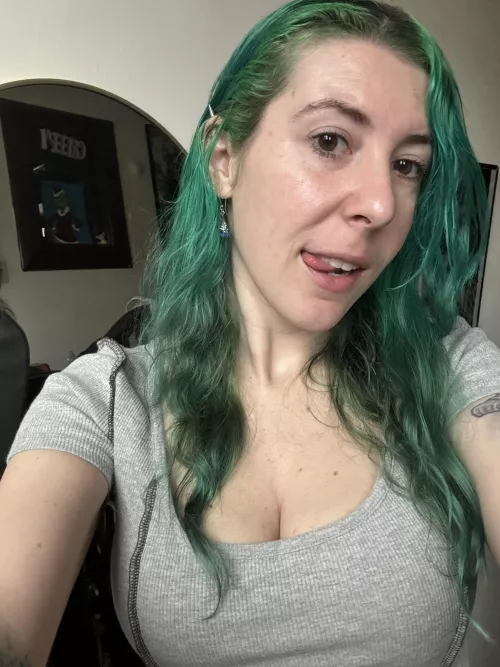 Cute in a crop top by sirenskiss3