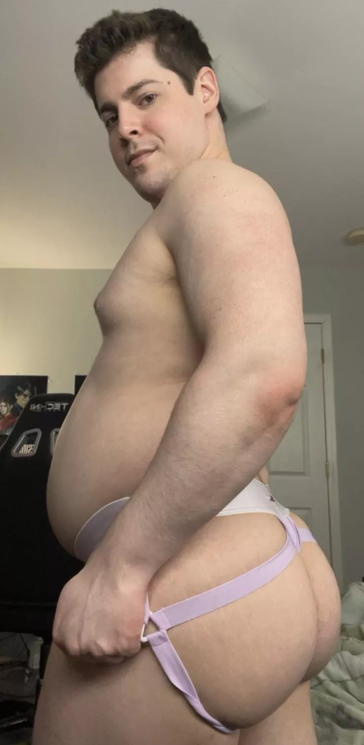 Do I look like I skip leg day?  posted by casscagex