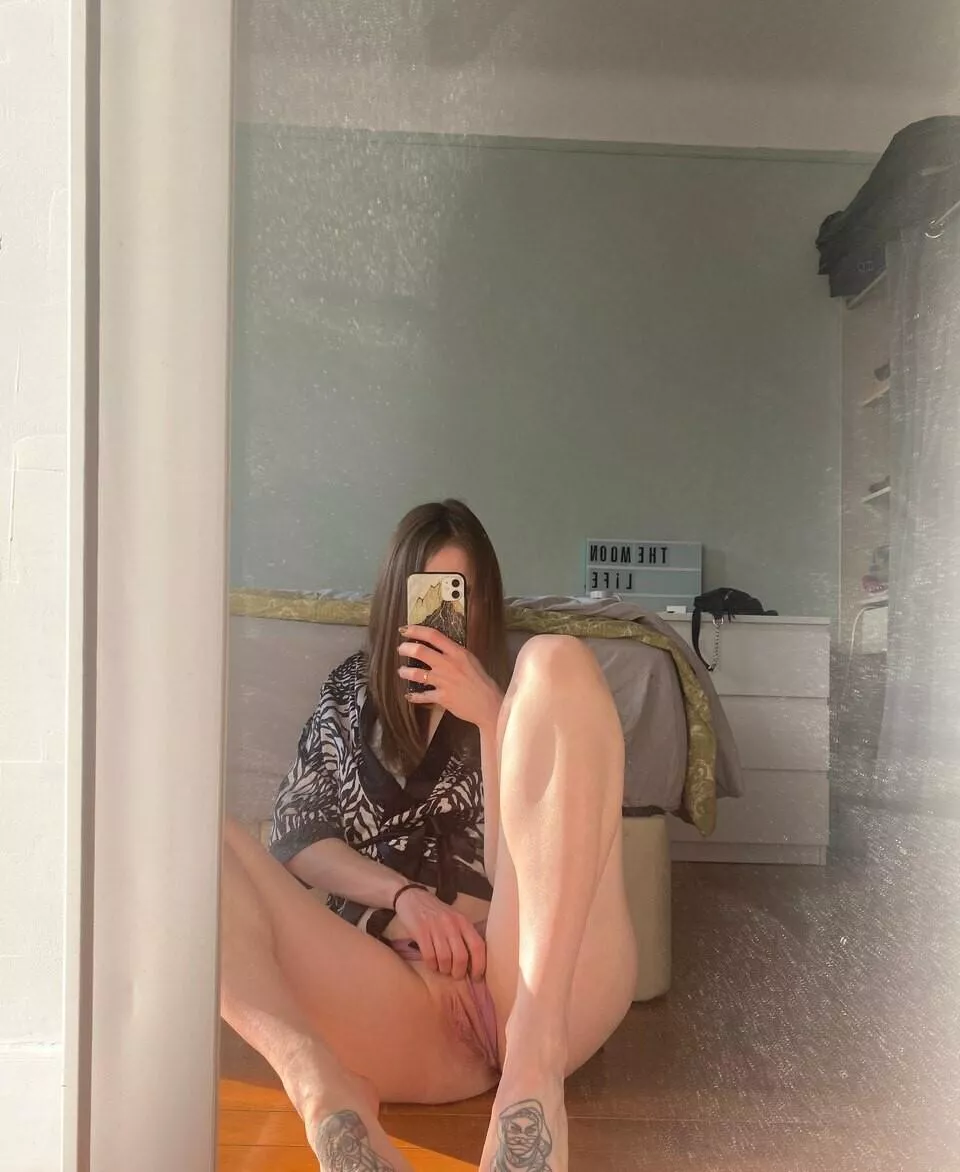 Do you want trickling my feet ?💛💙 posted by lady_the_falcon