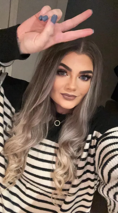 Does anyone have the pics of her panties that were posted last week? Think it was a sexy red set by mondaymoaner