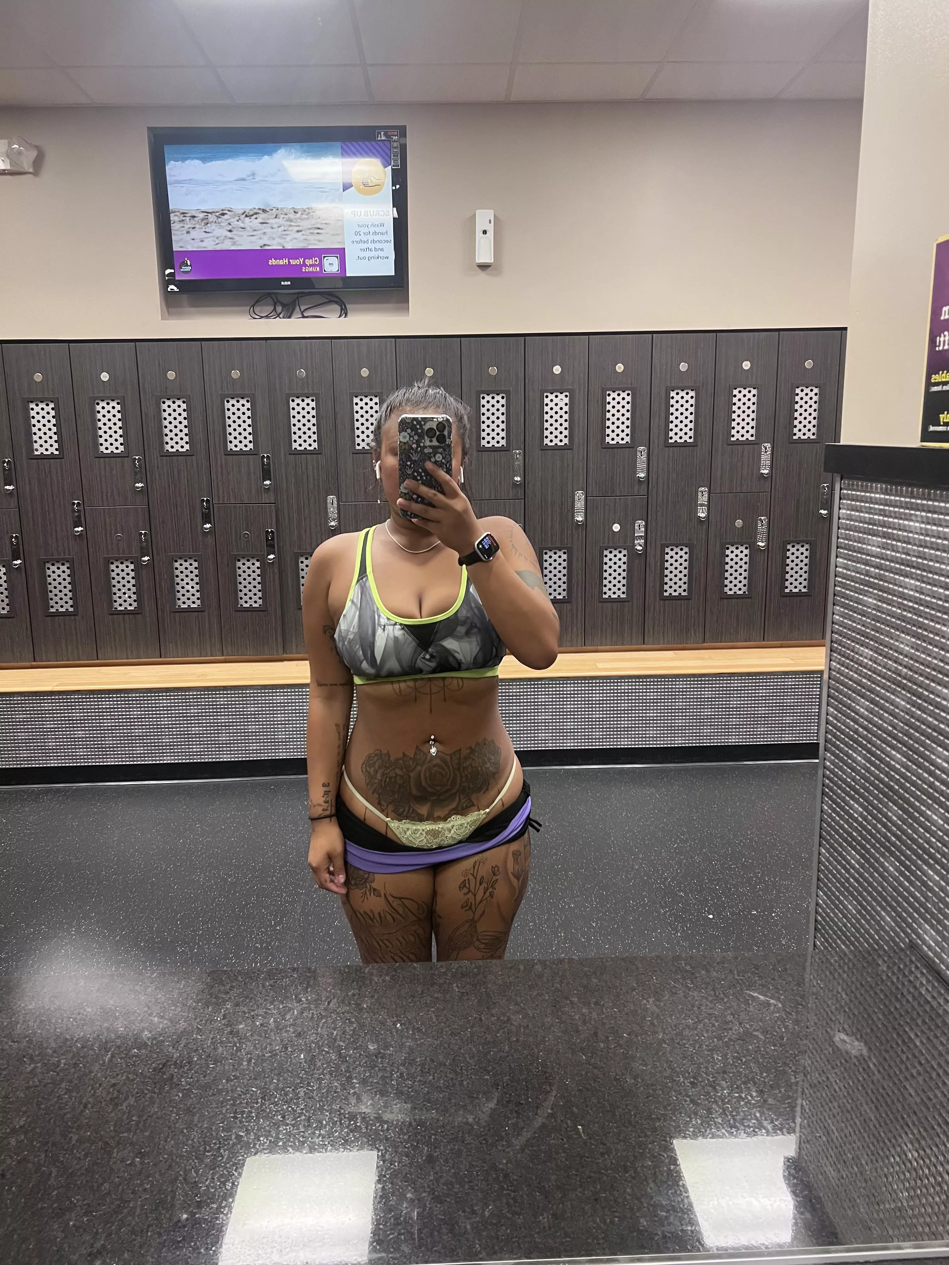 (f) Can any guys bend me over and stretch me out? 🤭 posted by ms_asianbb