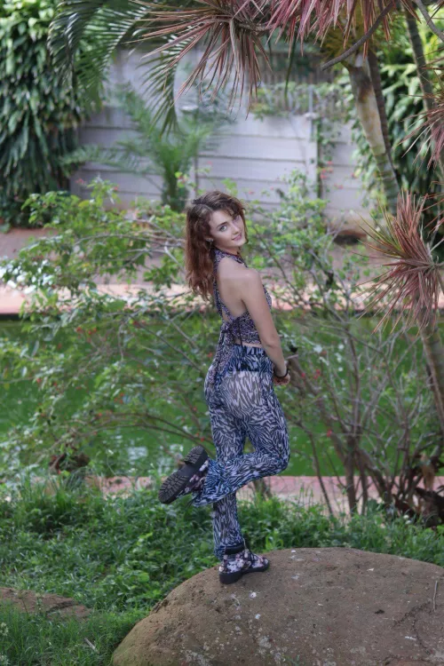 feeling bluesy and nature-bound in this garden hideaway F18 by aluyarabanib