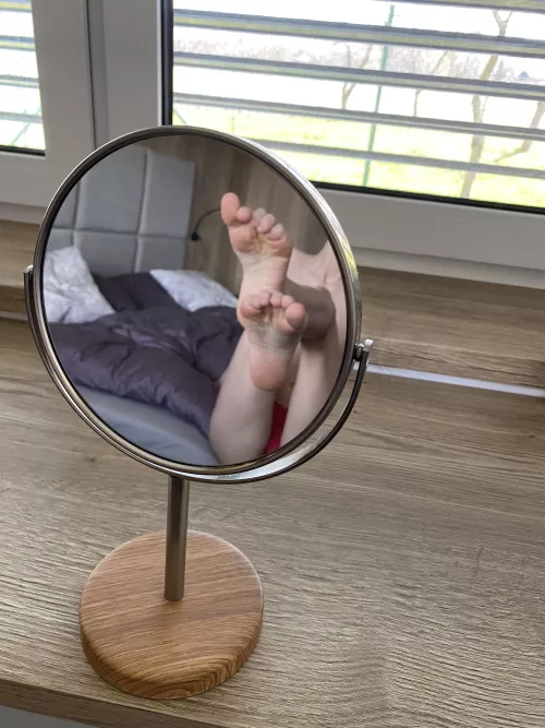 I can see that u sneak peek again  by _ivannabelle