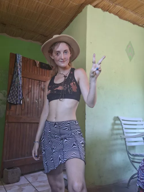 im just a cute chick alr, peace out babes F18 F18 by aluyarabanib