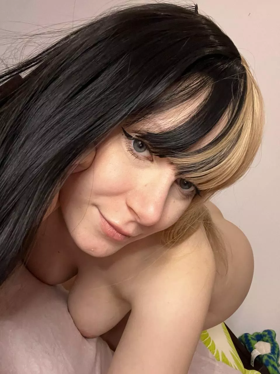 Need a boy to crush between my thighs 🖤🖤🖤 posted by DistraughtFram