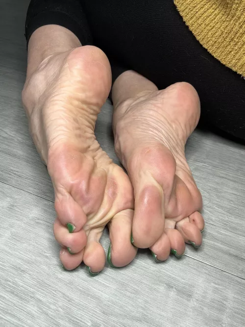 Pink and white wrinkly soles  by bornroyal_feet1