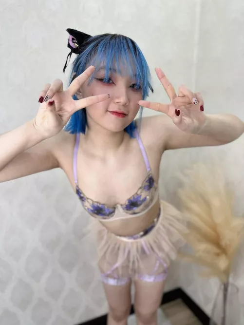 pretty girl.. by HotPetiteDream