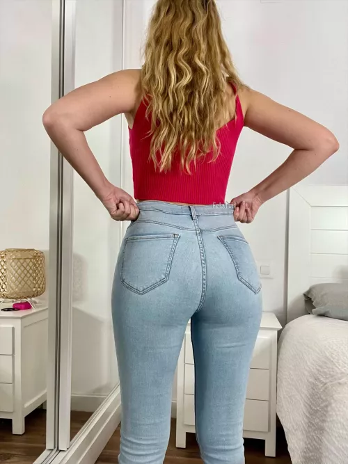 These light jeans fit so well by Felatuit