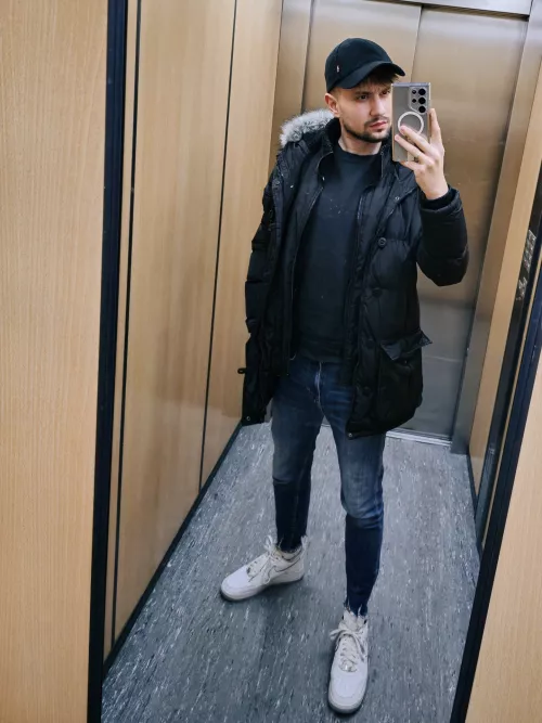 25, add snapchat: mroczvsss           Who want play truth or dare with face? I mainly like bearded guys and daddies, but I'll meet any interesting guy by whiteeesocks