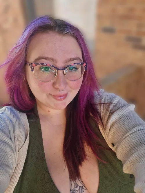 Almost the weekend yay! Just gotta make it thru Friday 💗 how are yall doing??? by sapphiremelonz