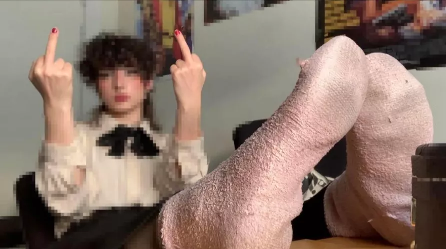 Are you deserving of seeing my feet? Let's do a foot ignore session and you might be. [f] by curly_mistress