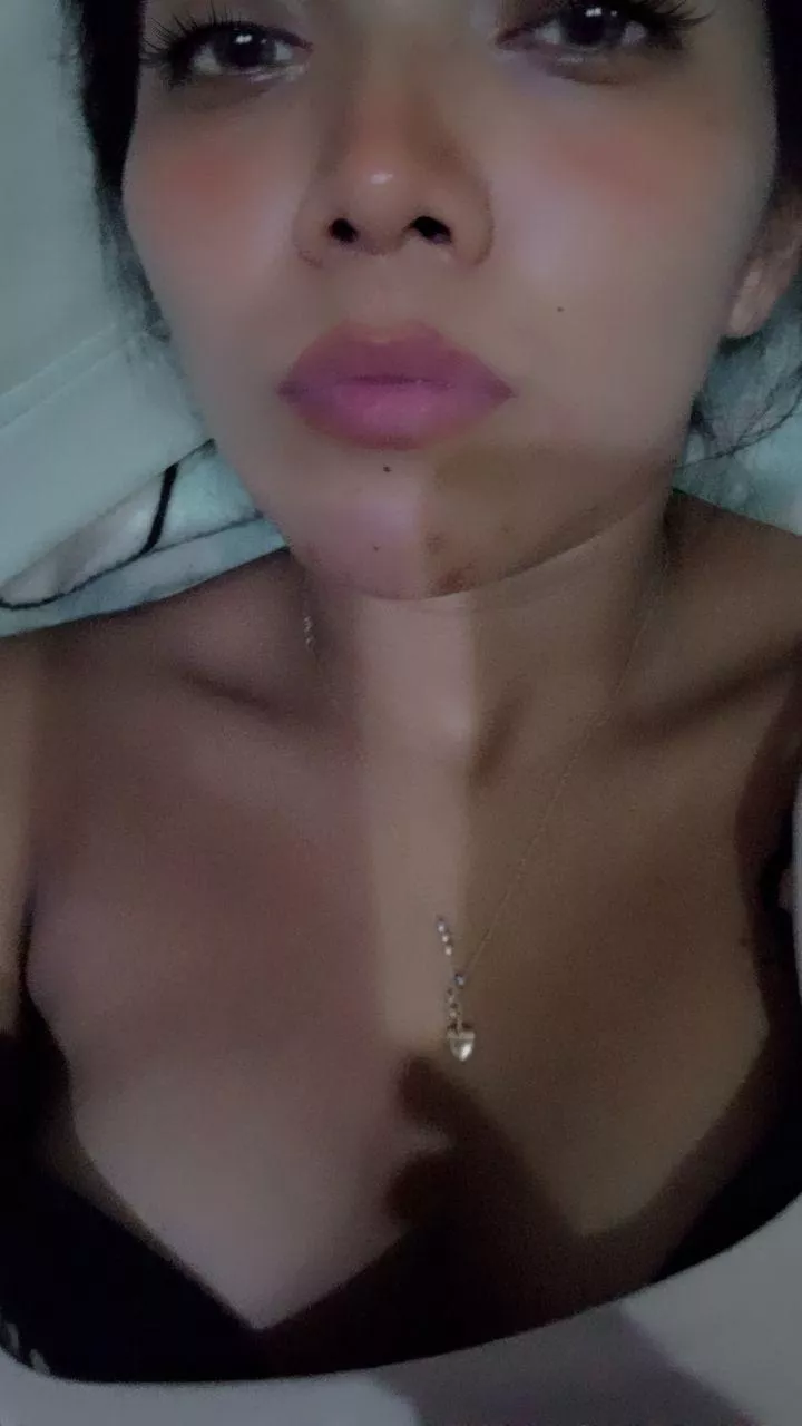 Hello 😘🩷 posted by La-hermosa-bebe