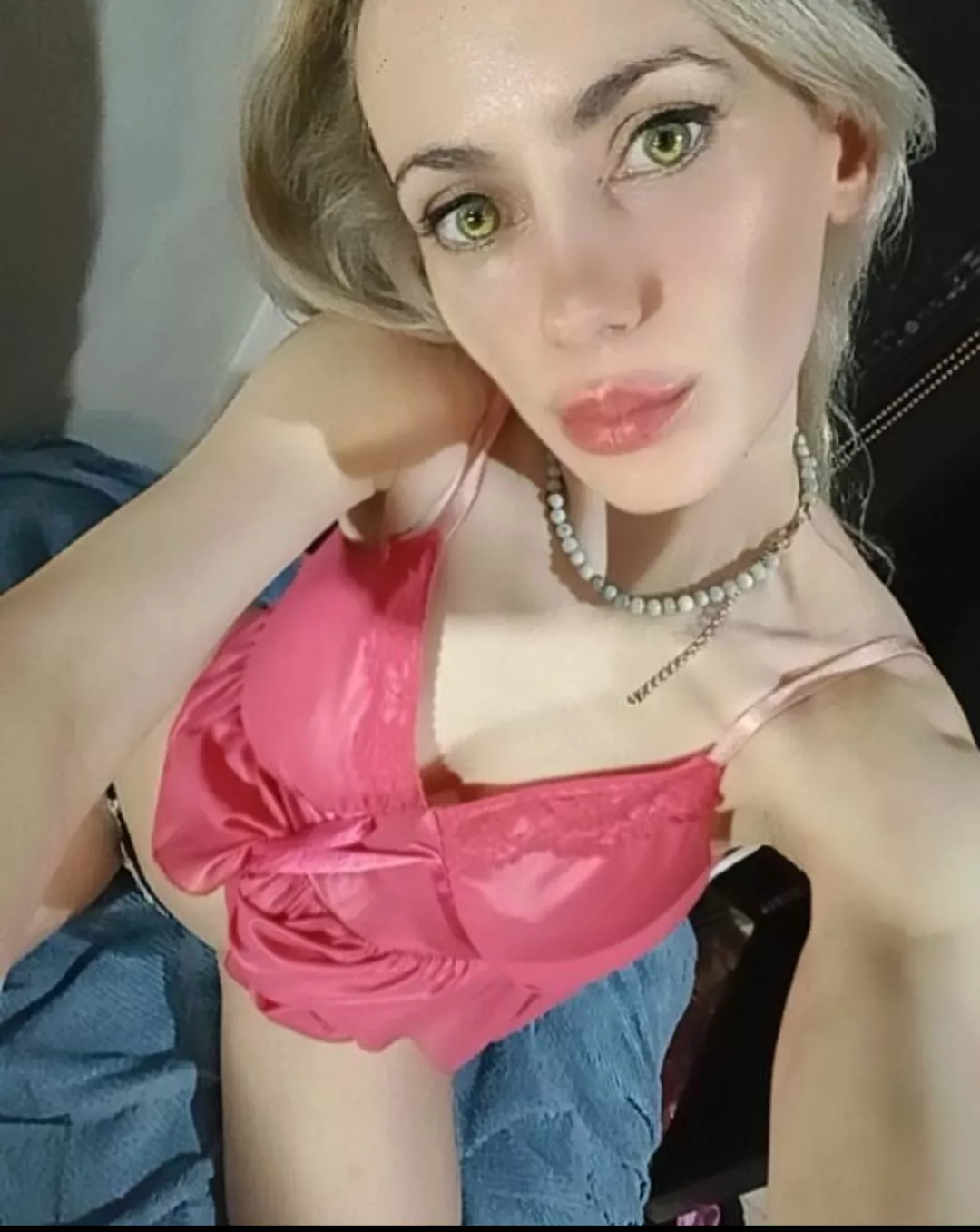 Hello there 👀 posted by kitana9