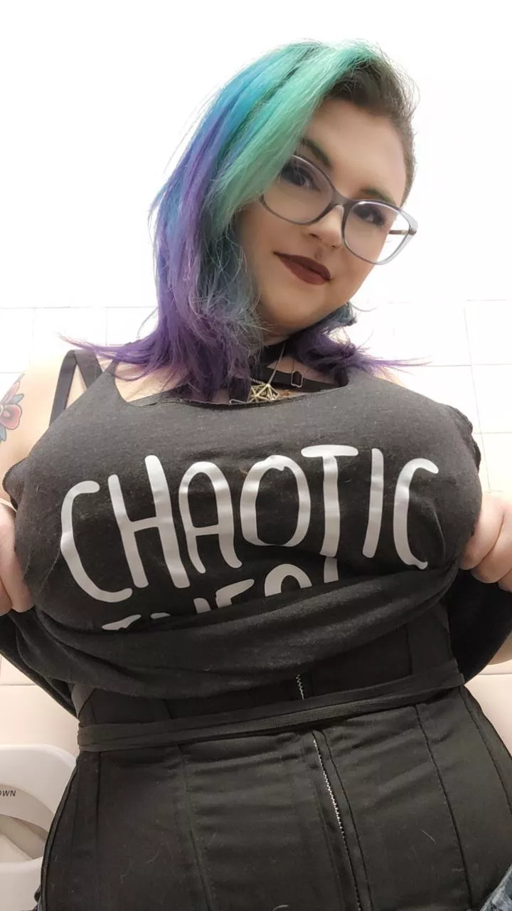 I don't usually post in the middle of the day but it's Friday and I'm excited about it, so here's some love 🥰 posted by The-Lady-Disdain