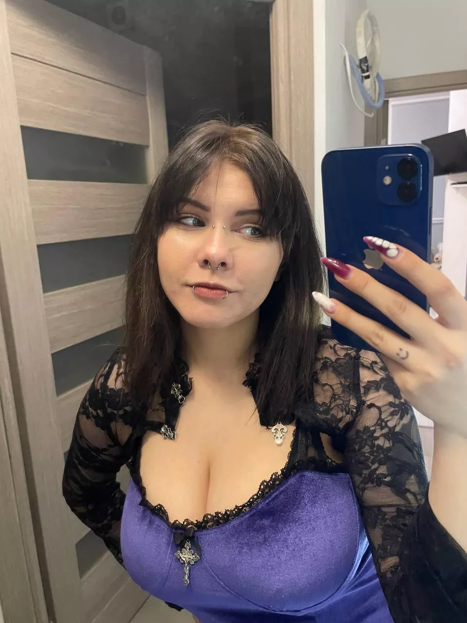 I like to wear clothes that show off my cleavage posted by sdnramy