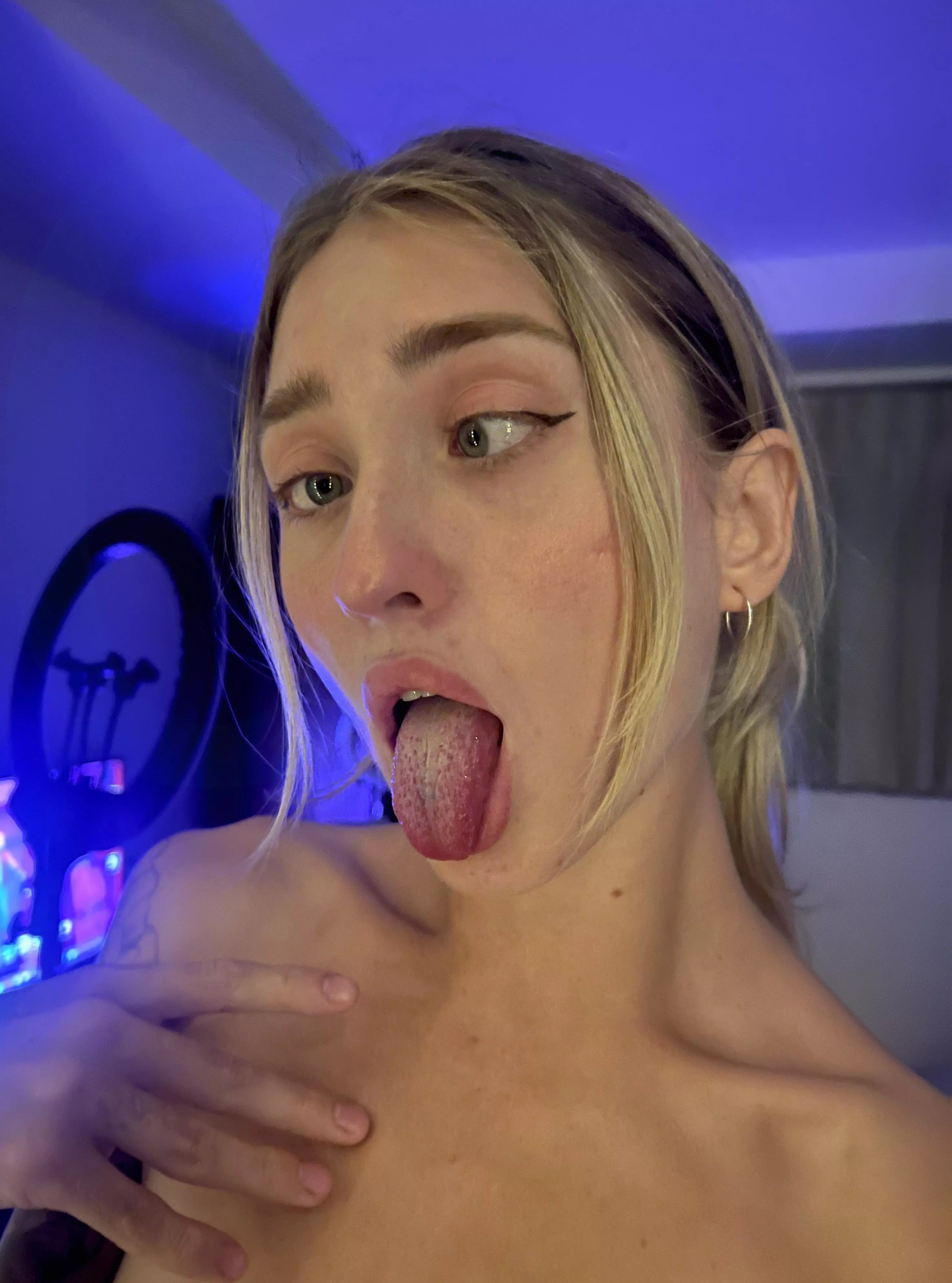 if you’re jerking off rn say hi posted by amy-love-you