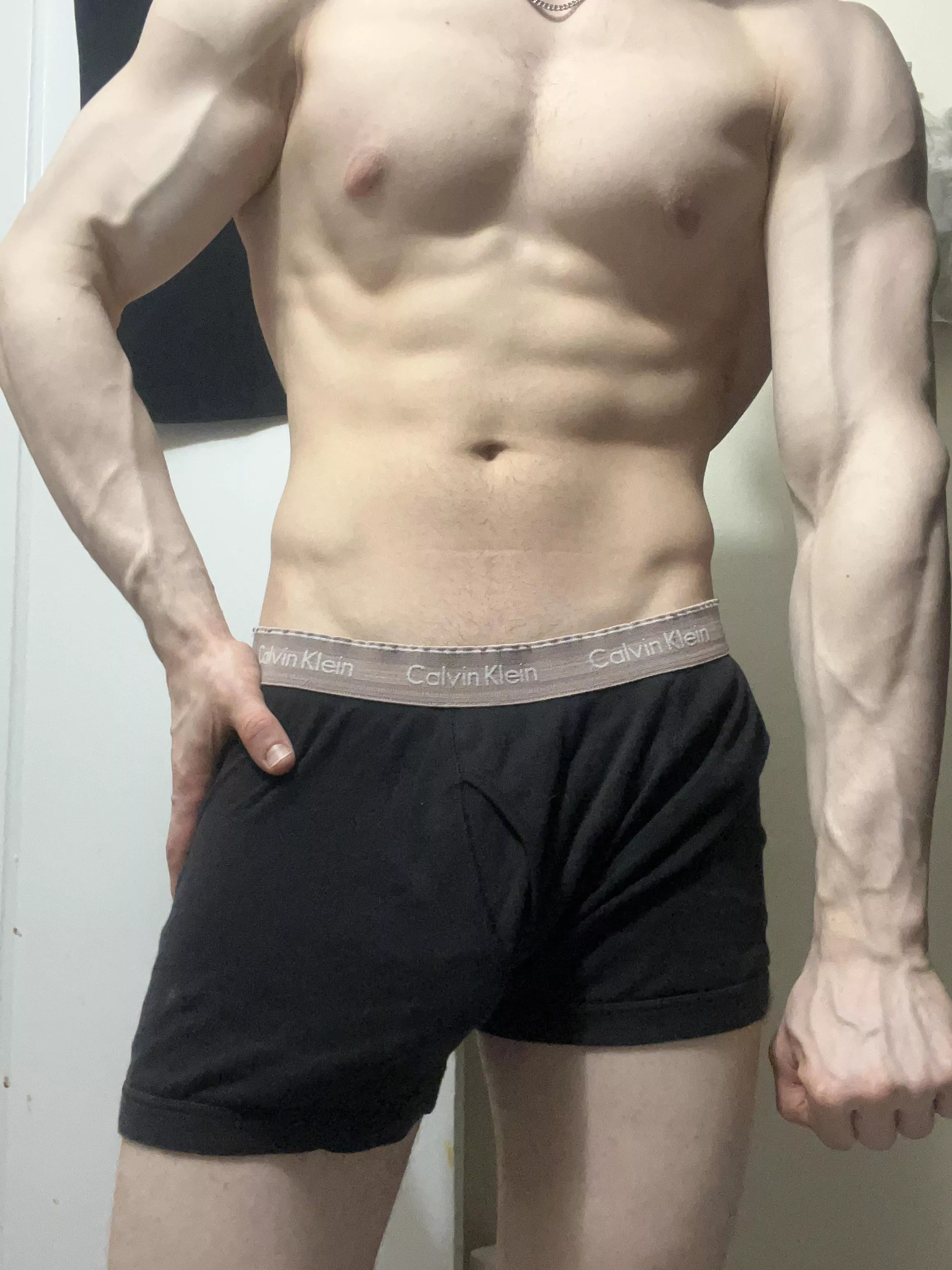 love flexing 😈 posted by RobertDeitz