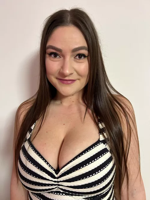 Showing off my cleavage by germanbombshell