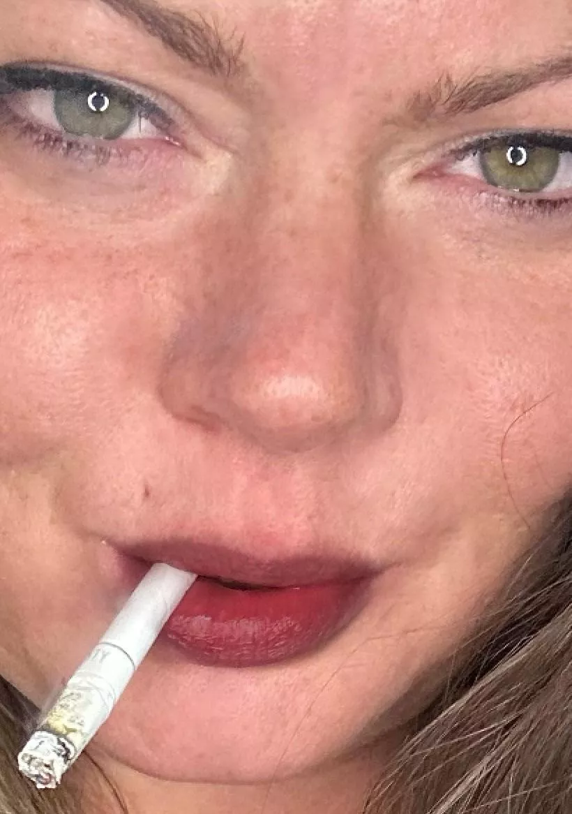 Smokin Green Eyed Beauty posted by grneyedbeauty