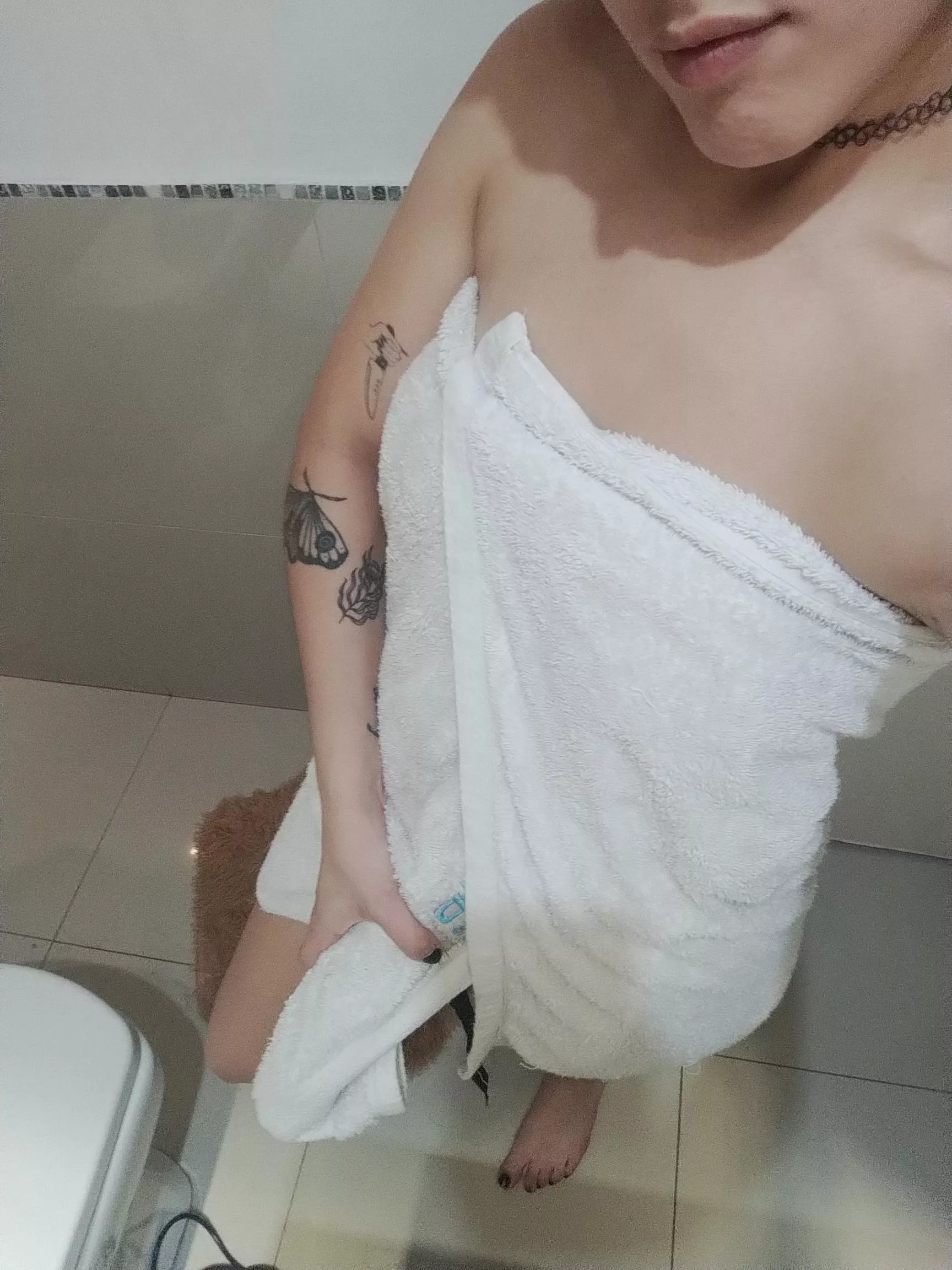 Want to see what's under my towel? posted by diosagriega_22
