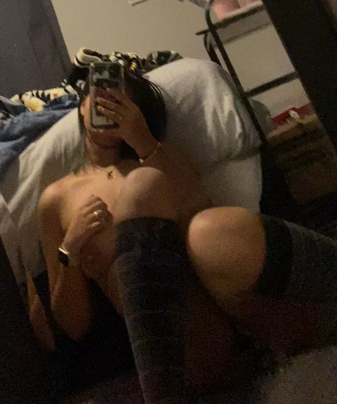 am i hotter than your gf? (f) posted by daddysfuxkdoll