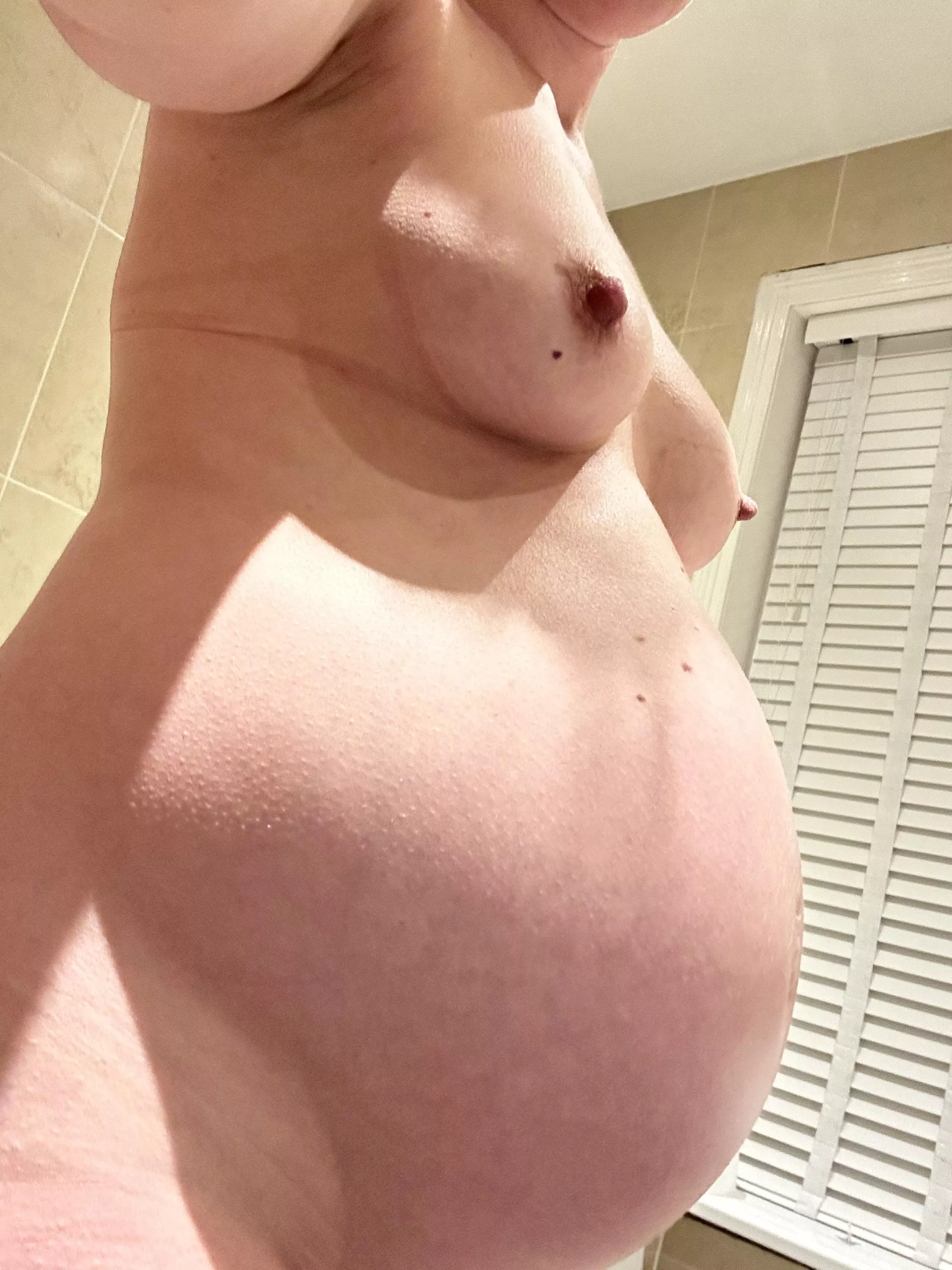 Bath time ! Do you like to see a naked pregnant mommy posted by laurarosevip