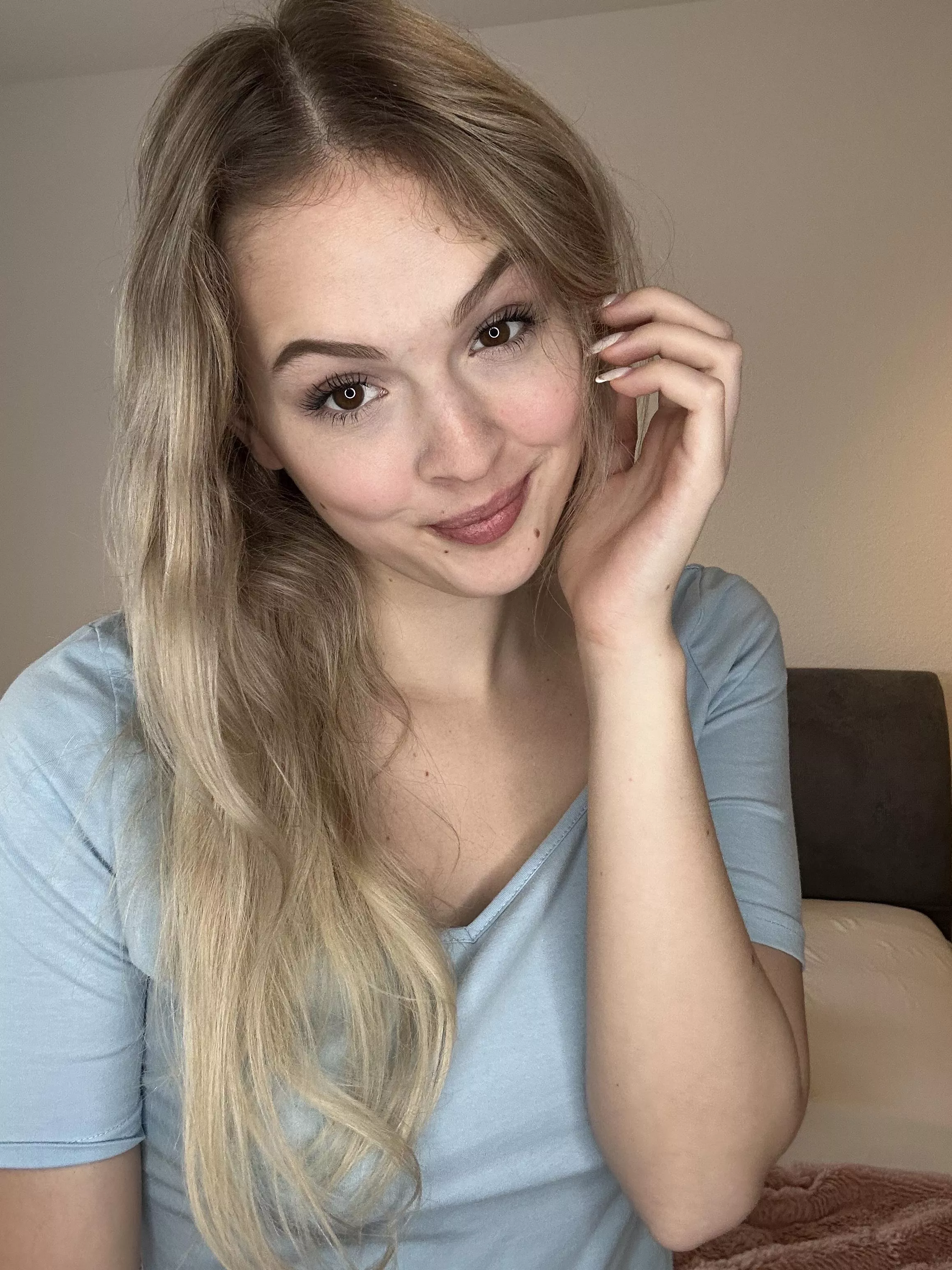 blondie in blue, looking at you 🫵🏼 posted by Teresa_Sanders