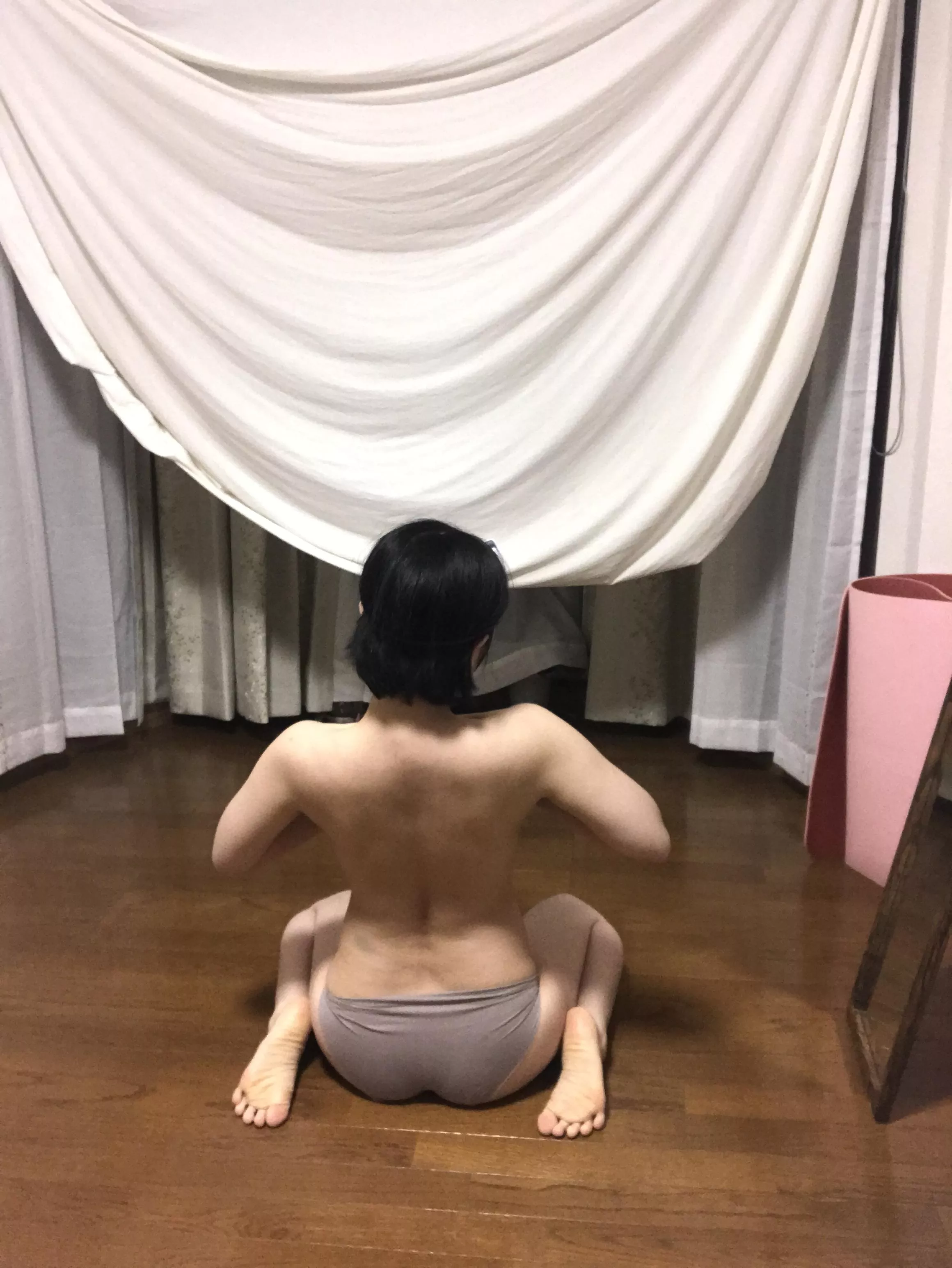 butt on floor posted by HappyYuna