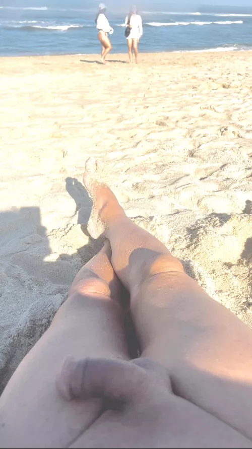 Friendly smiles on the beach  by surfluvr