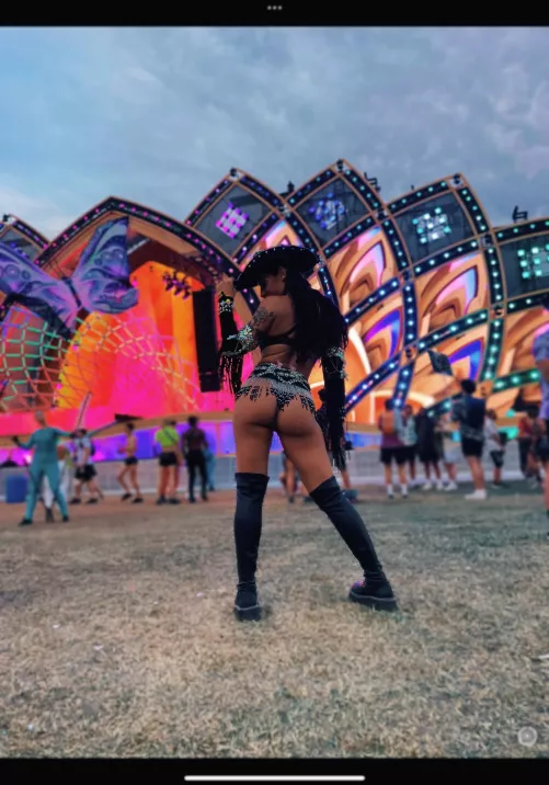 I just wanna make out with all my friends at edc ugh  by kinkypotato69