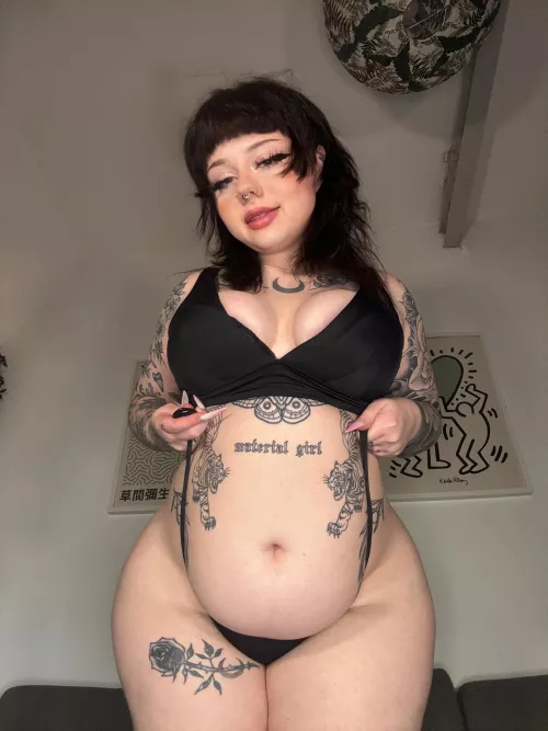 I’m craving so much chocolate and strawberries 🥹 by ValentinaInk23