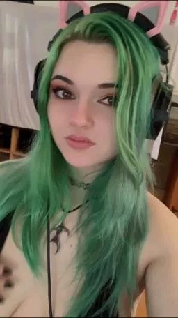 Love these headphones 😸 posted by IvyRiina