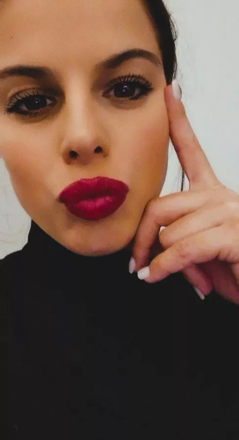 Red kiss  posted by Saaraahh0