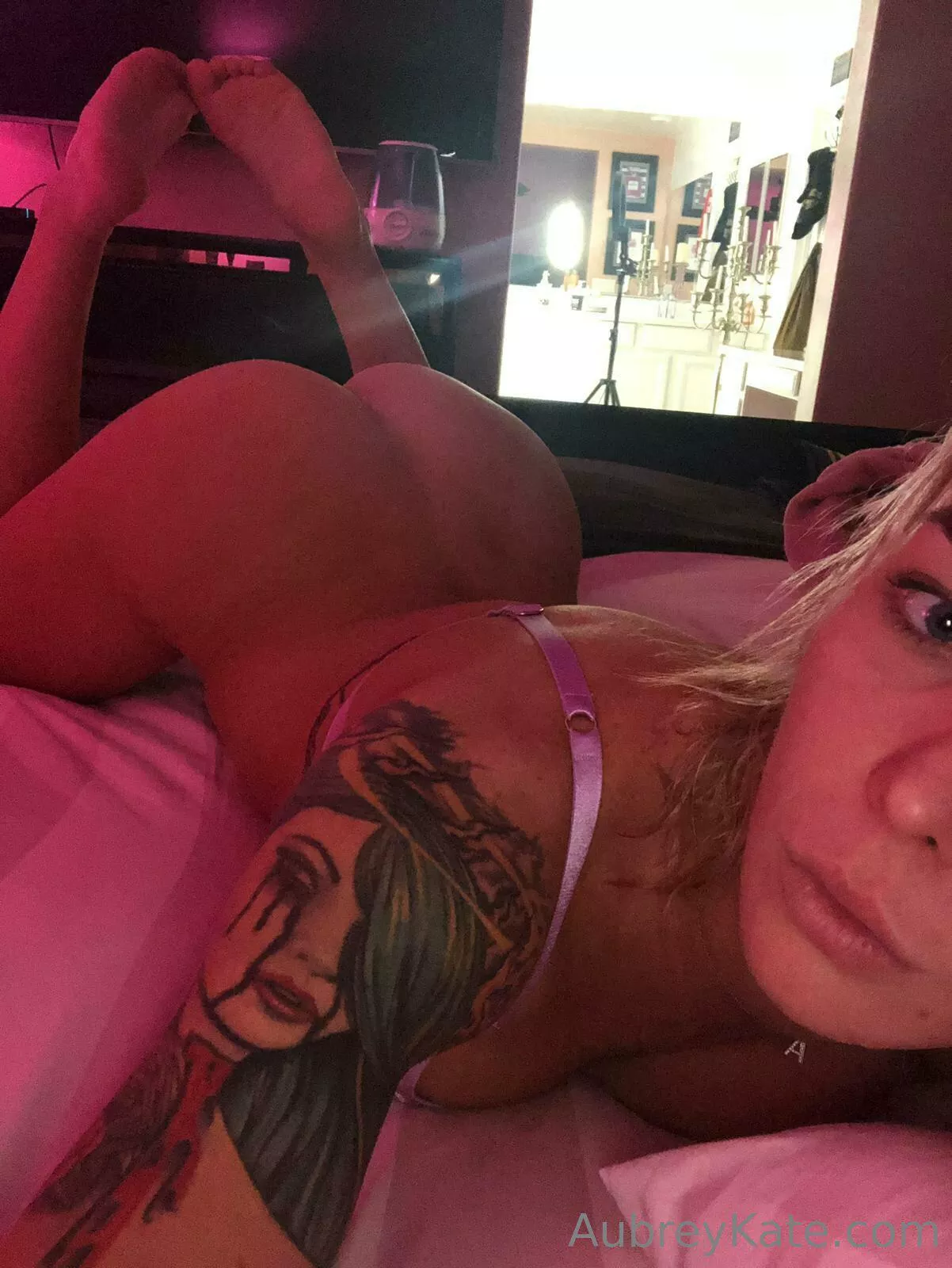 Wanna take a bite outta this juicy peach? posted by paramagci