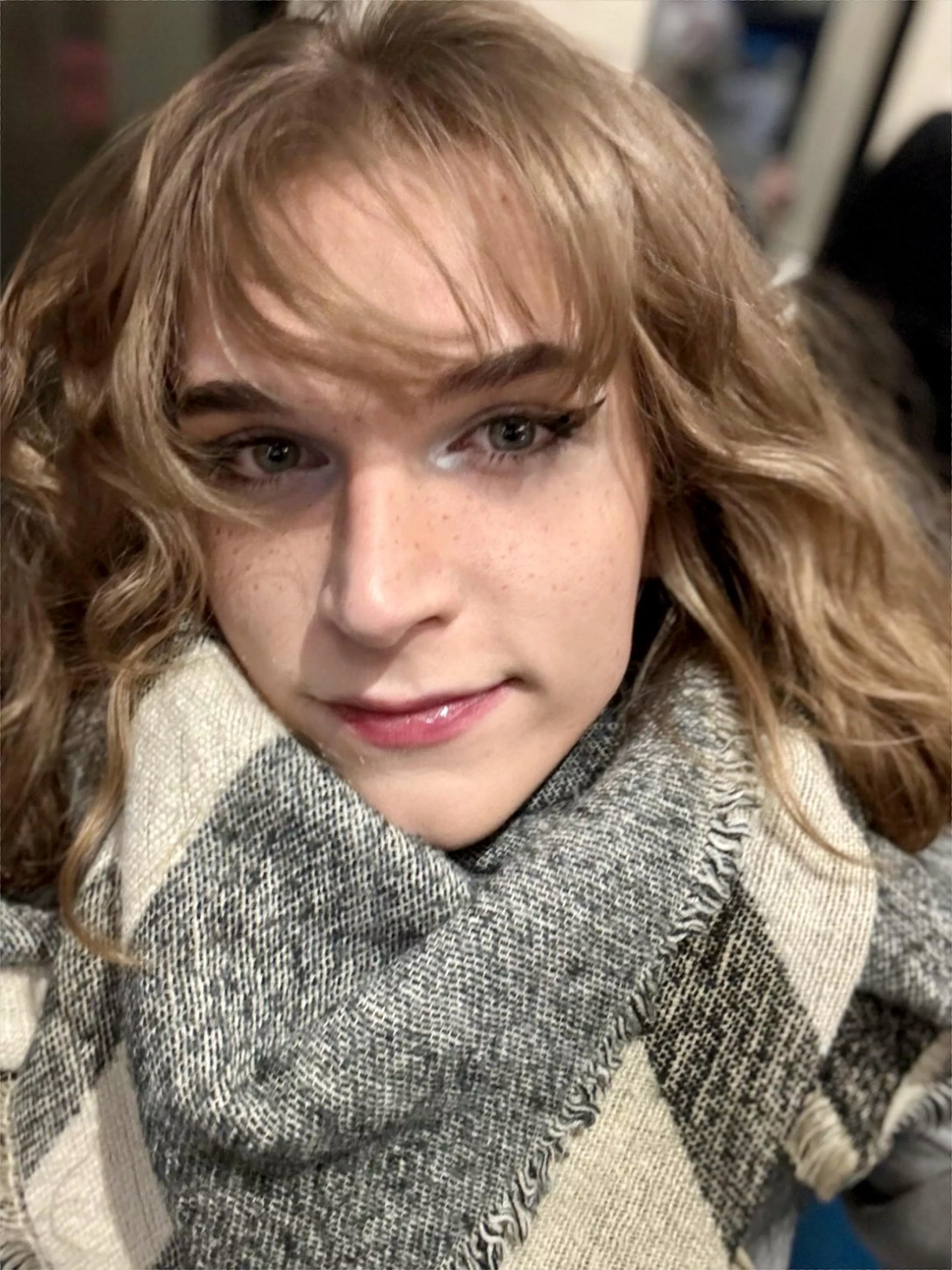 feeling cute in public transports posted by felikutie